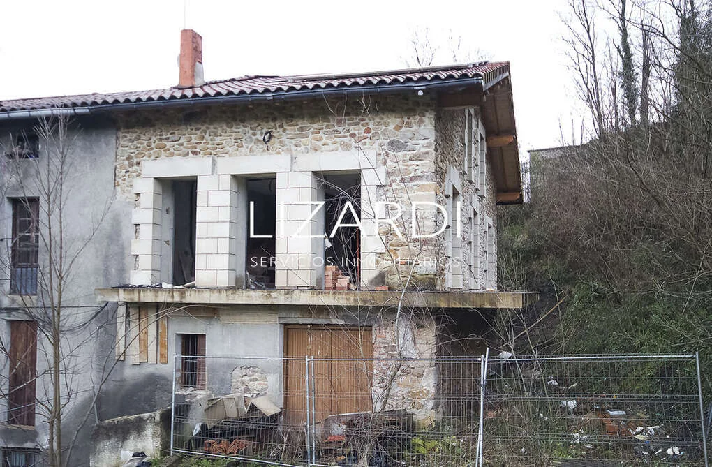 Concrete townhouse structure in Segura