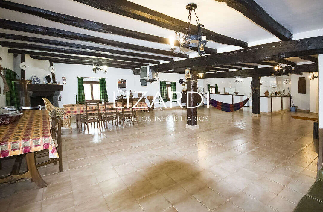 Caserío de tres plantas con 15.000 m² de terreno