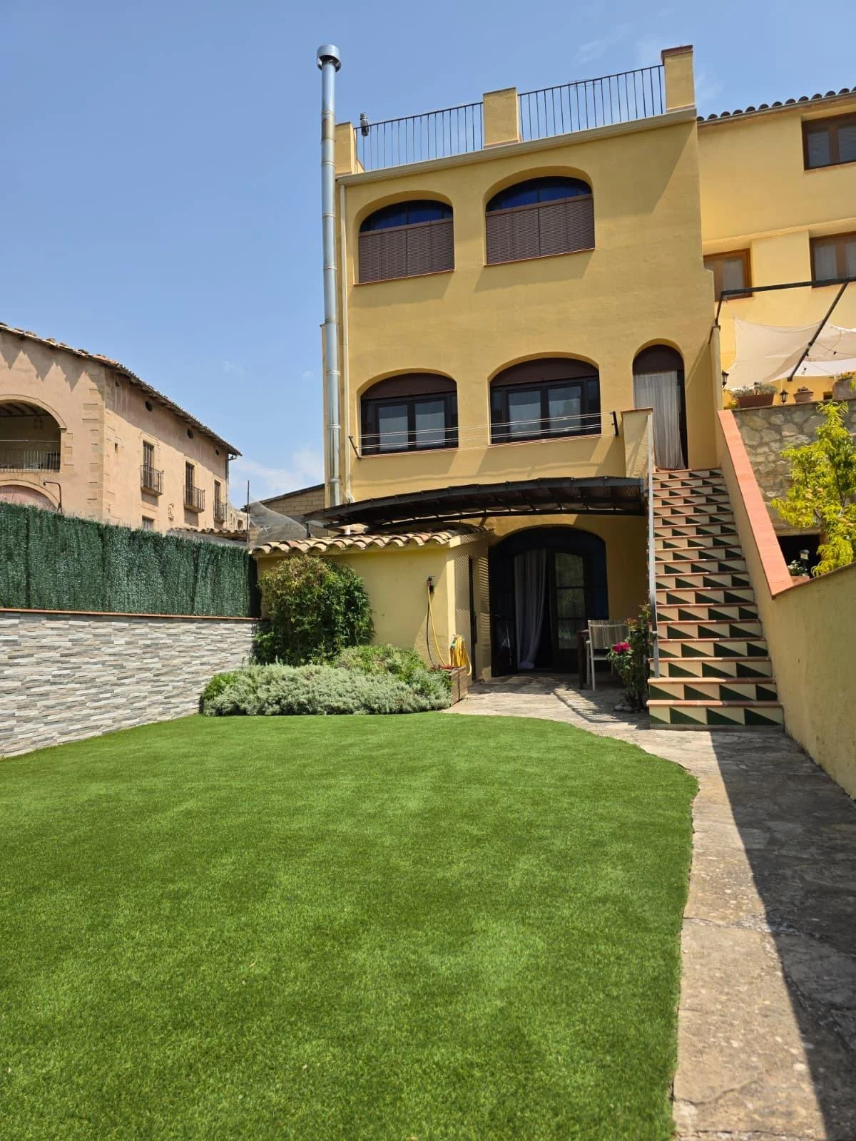 Casa reformada en Copons con jardín
