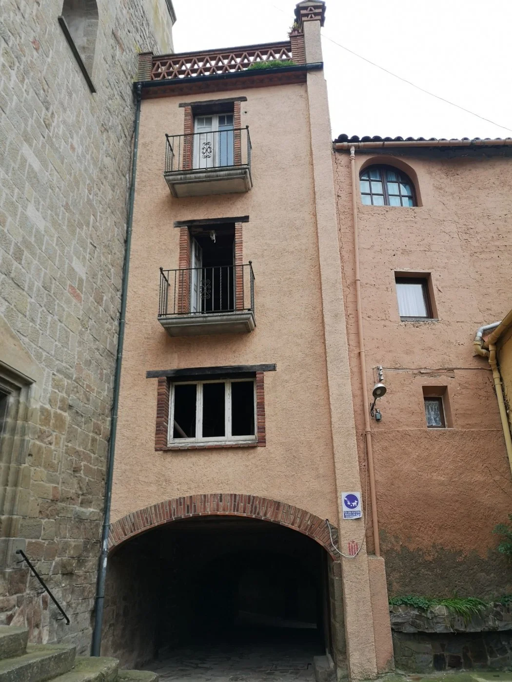 Central Torà house with renovation upside