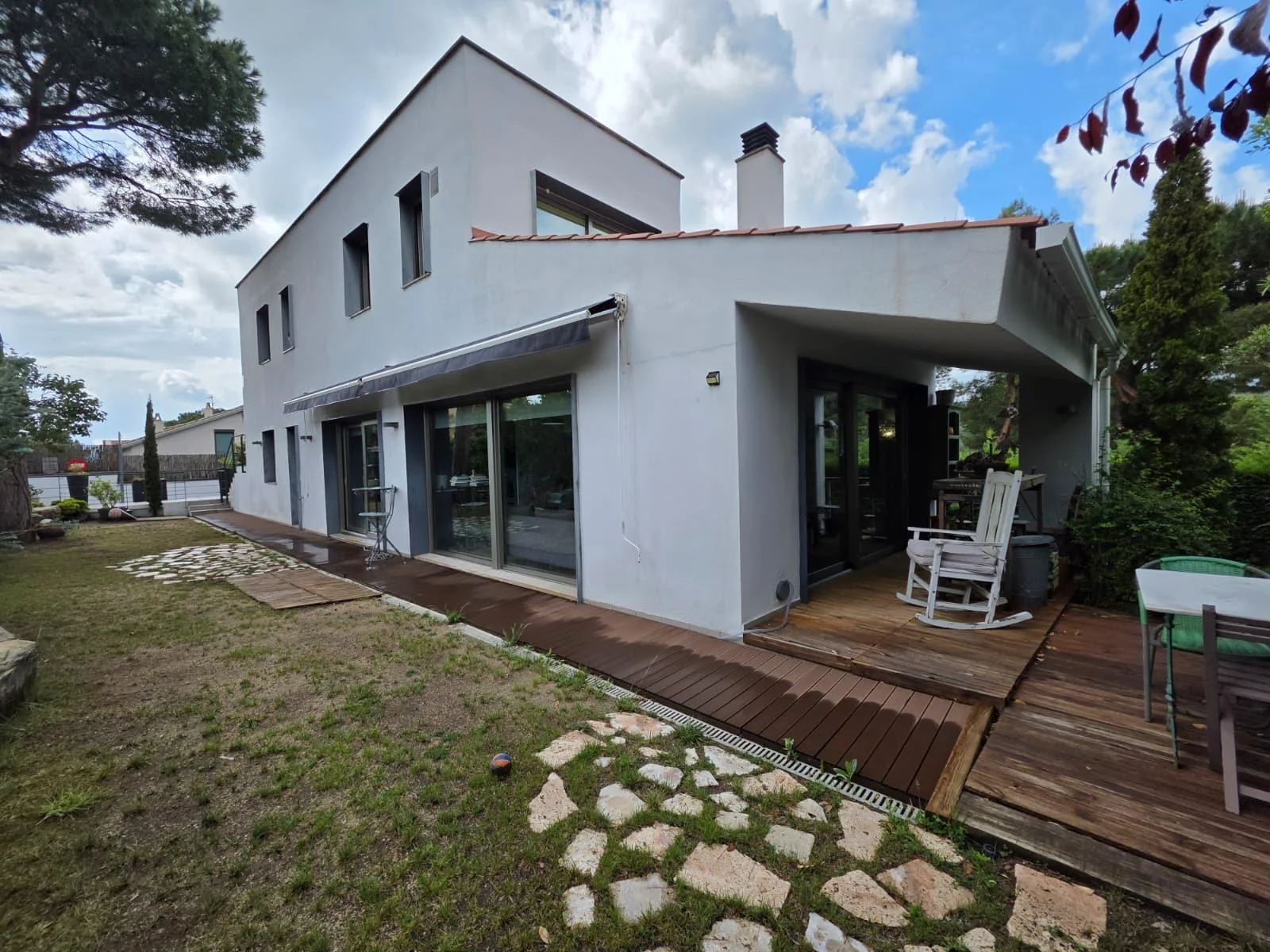 Well-kept chalet with garden, garage
