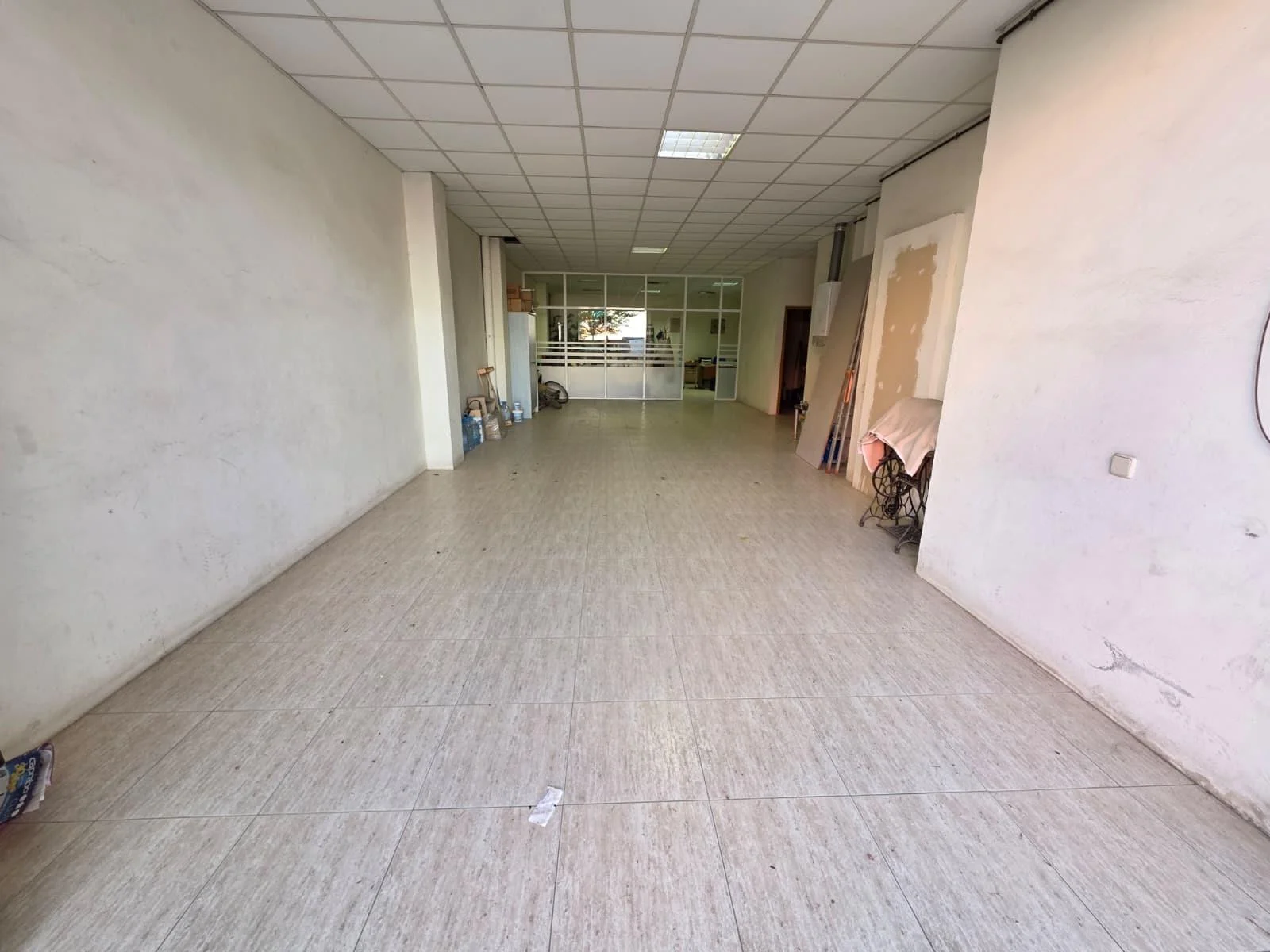 Two-level commercial unit in Poble Sec