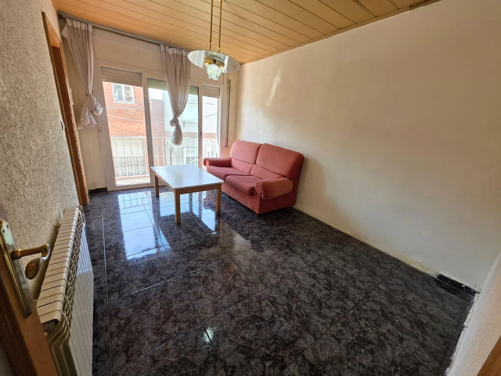 Piso céntrico de tres habitaciones