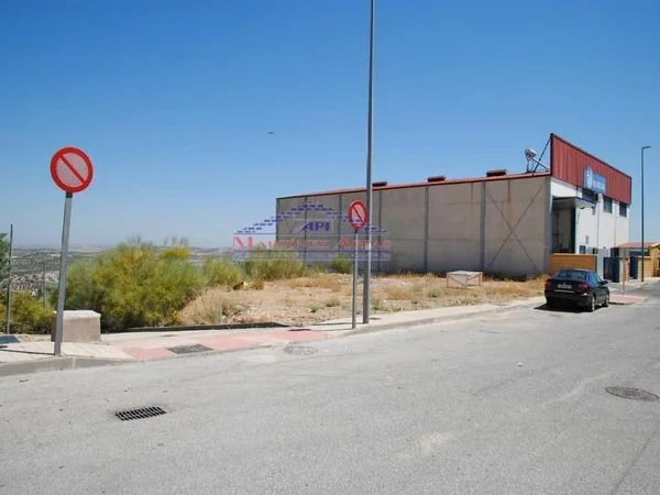Solar urbano industrial cerca de la A44, 1.451 m²