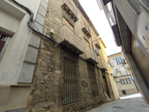 Townhouse in Jaén with conversion potential