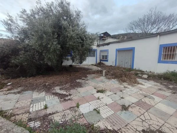 Rustic plot with house near Jaén