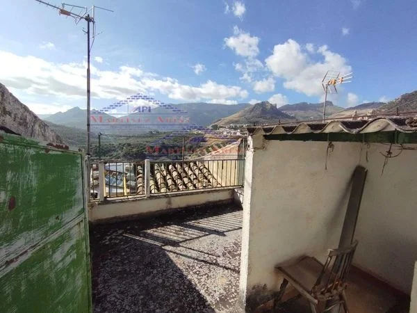 Townhouse in La Salobreja needing renovation