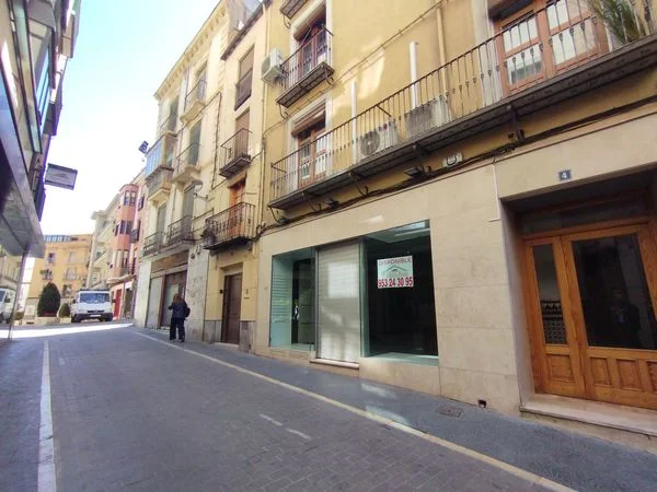 Street-front commercial unit, 100 m²