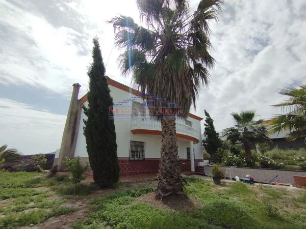 Chalet independiente con cuatro dormitorios