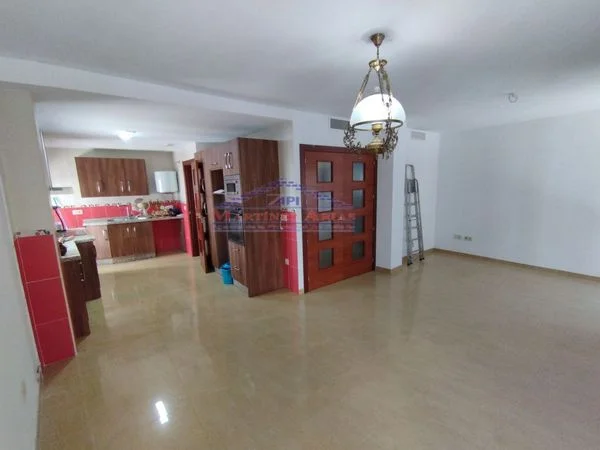Bright corner flat, 3 bedrooms, Jaén