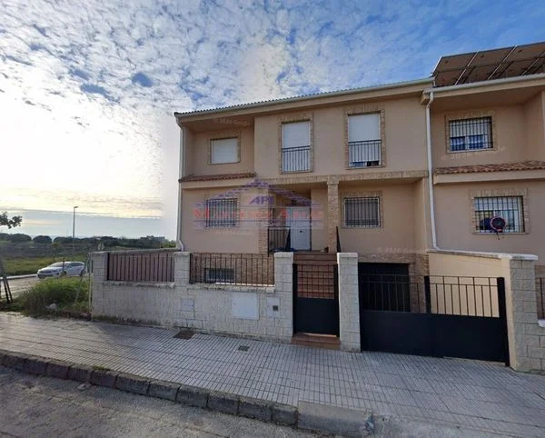 Adosado de tres plantas, 267 m² en Linares