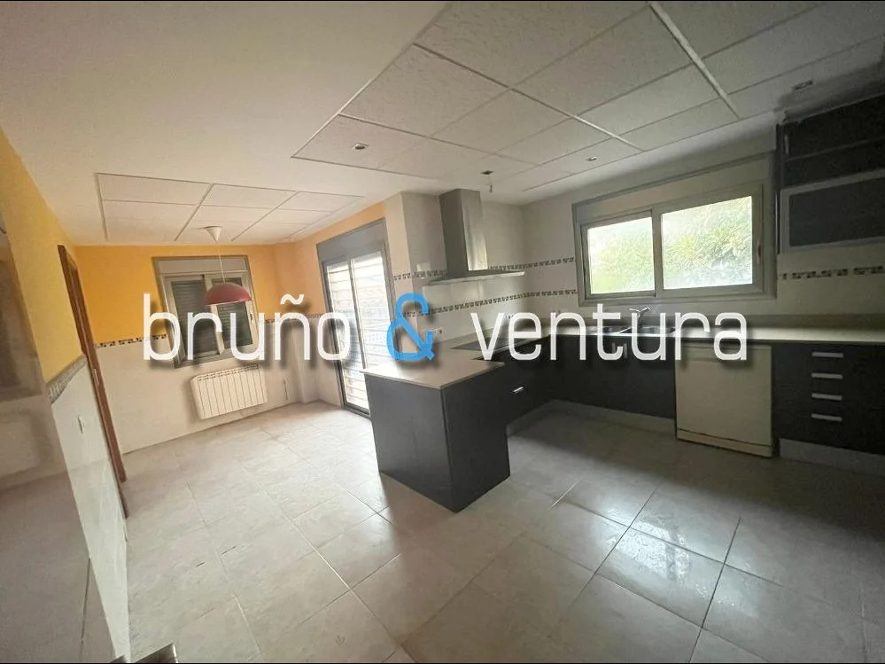 Casa ocupada en Cubelles, 359 m²