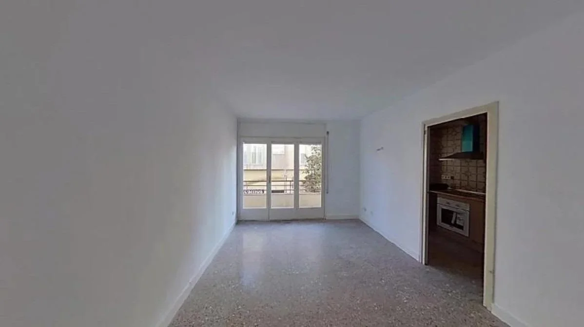 Piso céntrico de tres habitaciones con inquilino