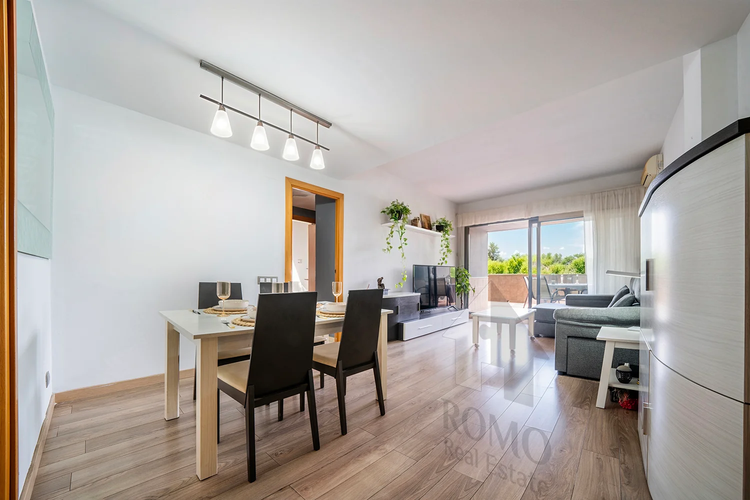 Three-bedroom flat with communal pool