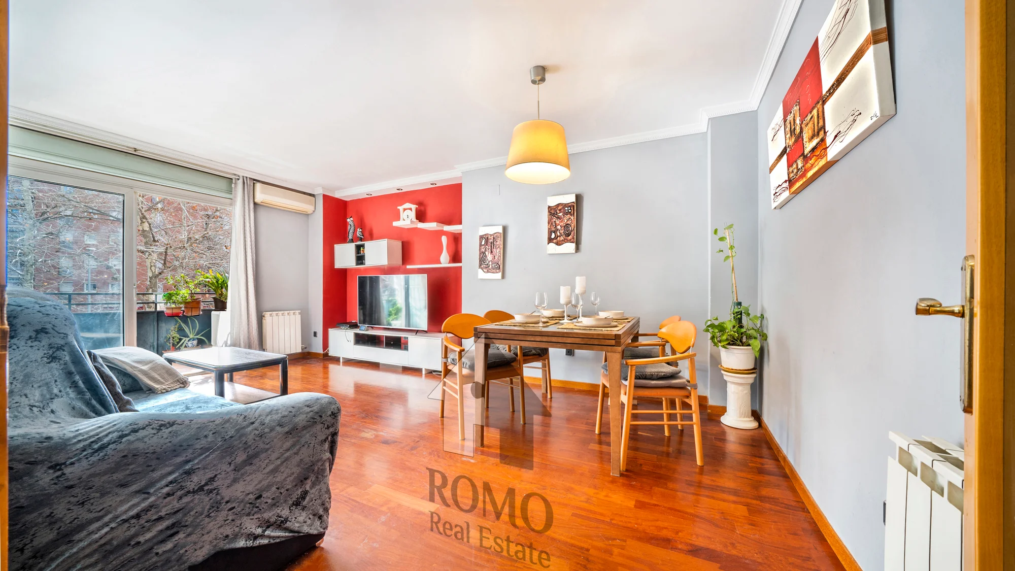 Central three-bedroom flat with terrace