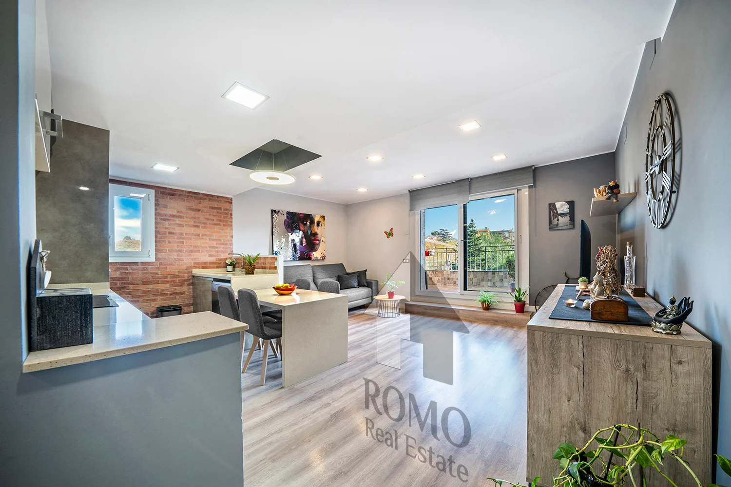 Piso reformado de tres dormitorios con terraza