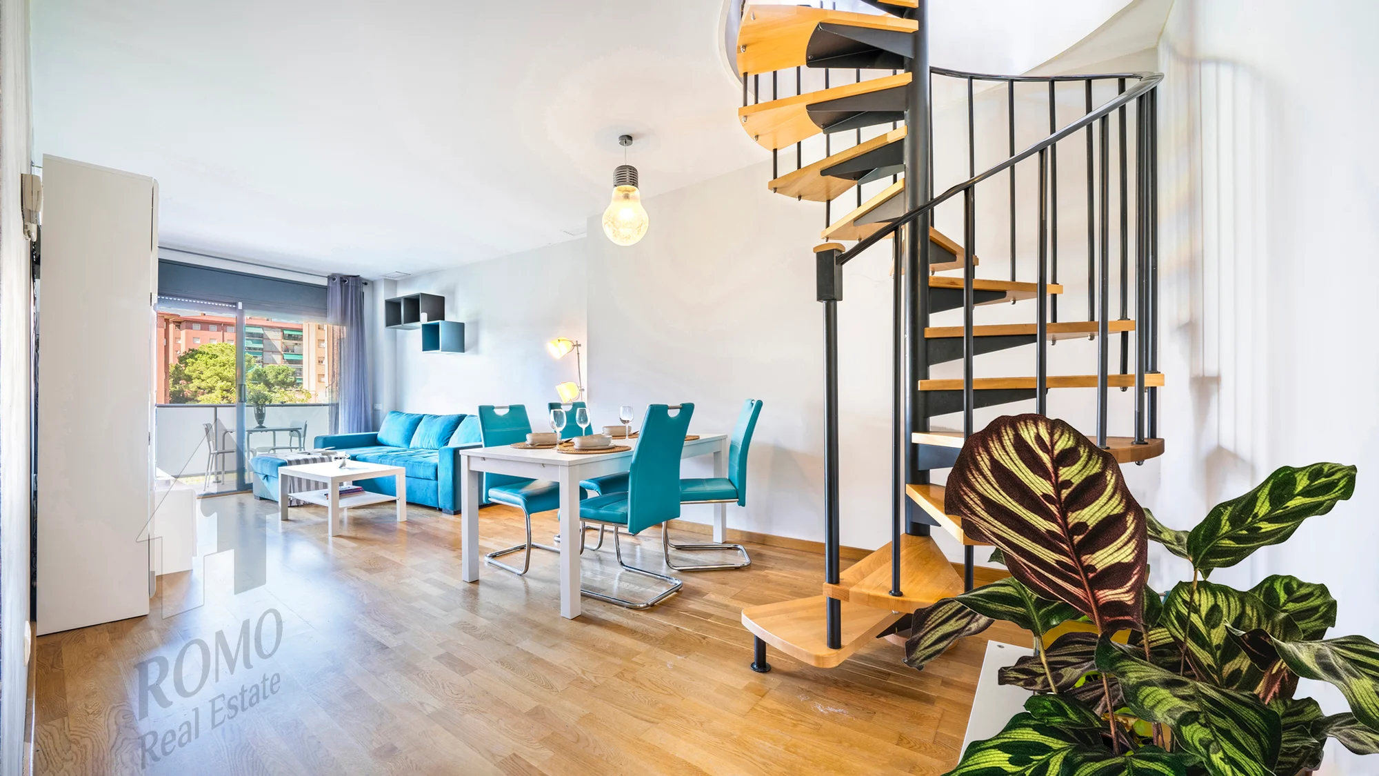 Dúplex de cuatro dormitorios con piscina comunitaria