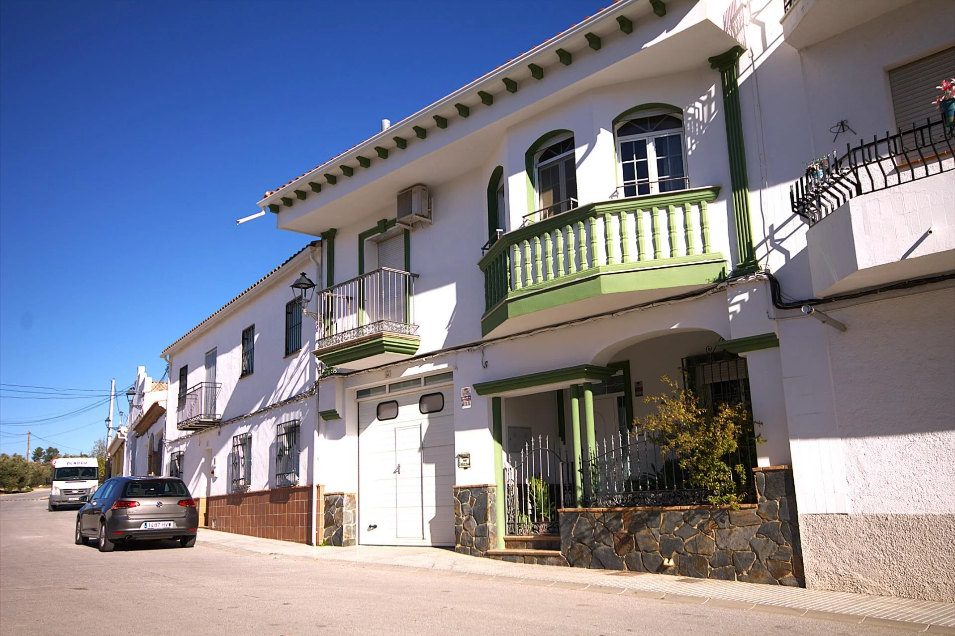 Well-kept townhouse near Sierra views
