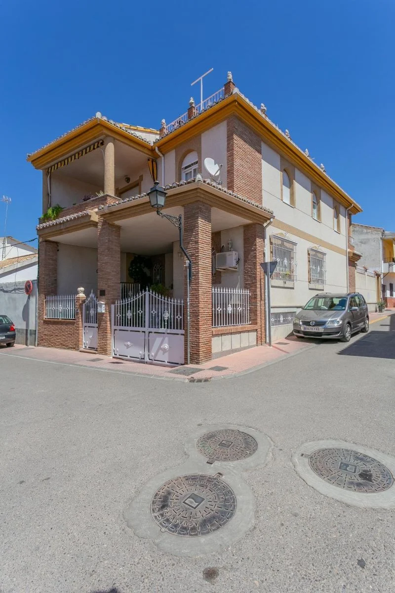 Large five-bedroom house in Peligros