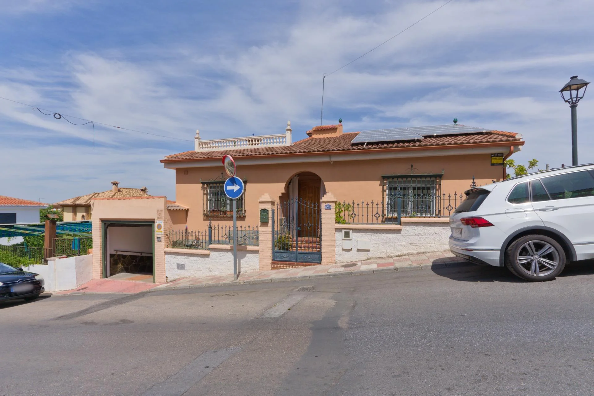 Spacious Cájar house with solar power