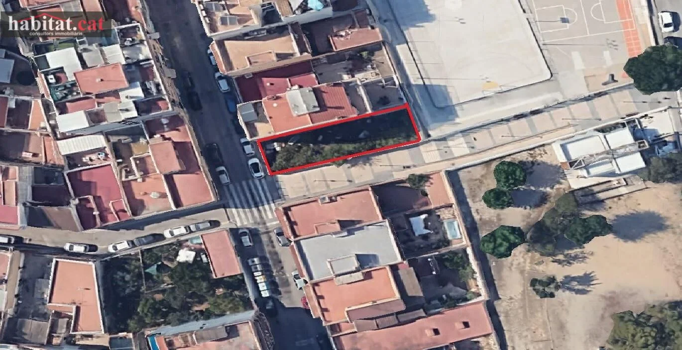 Urban corner plot in Les Roquetes