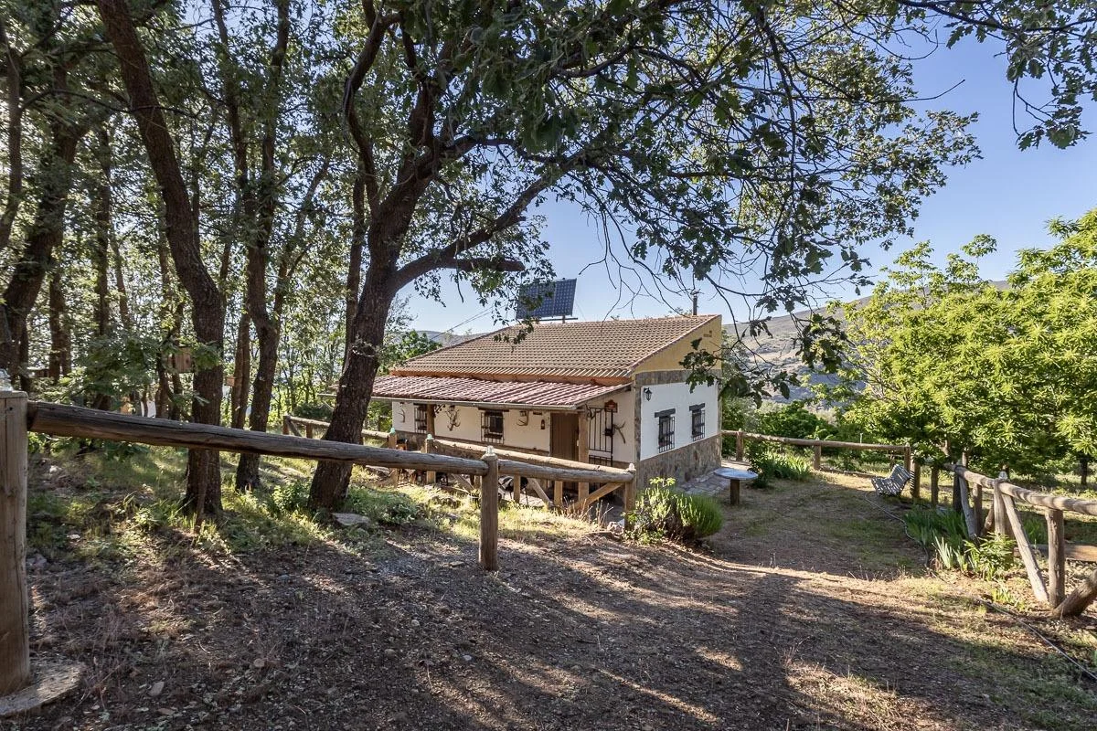 Rural plot with 49 m² warehouse