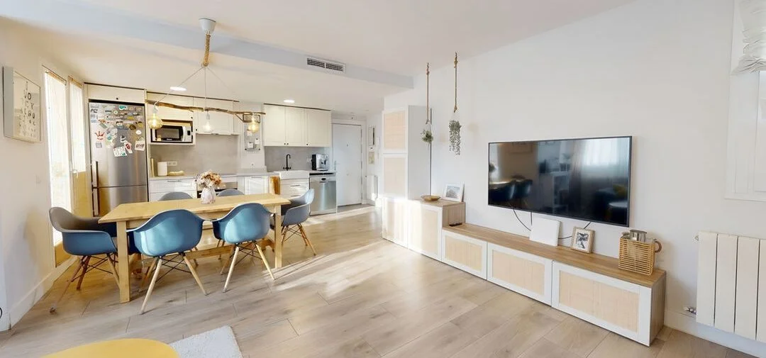 Four-bedroom flat by metro