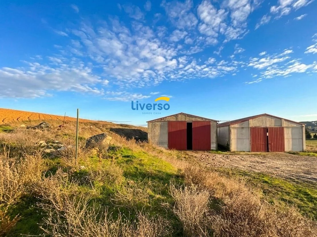 Gran finca rústica con naves existentes