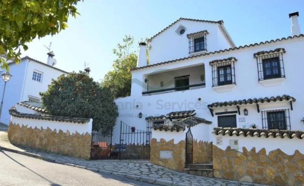 Zahara townhouse with three apartments