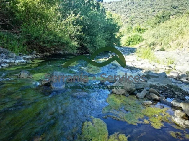 Finca junto al río con parcela de 4 hectáreas