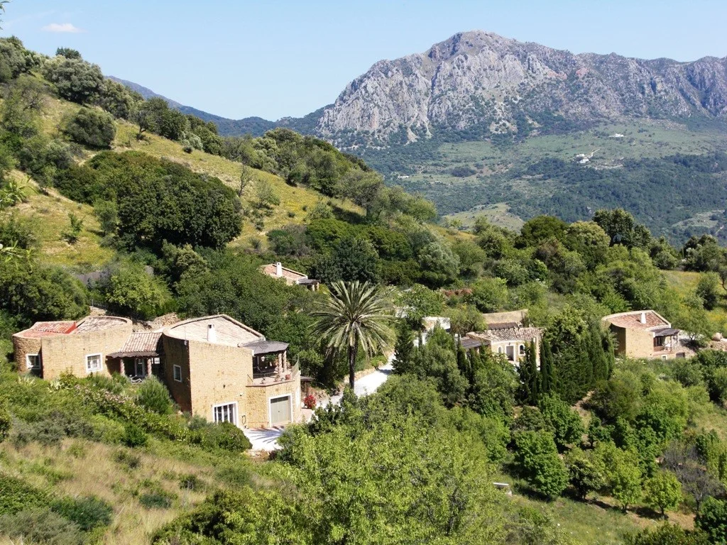 Finca de piedra con casas de invitados y spa