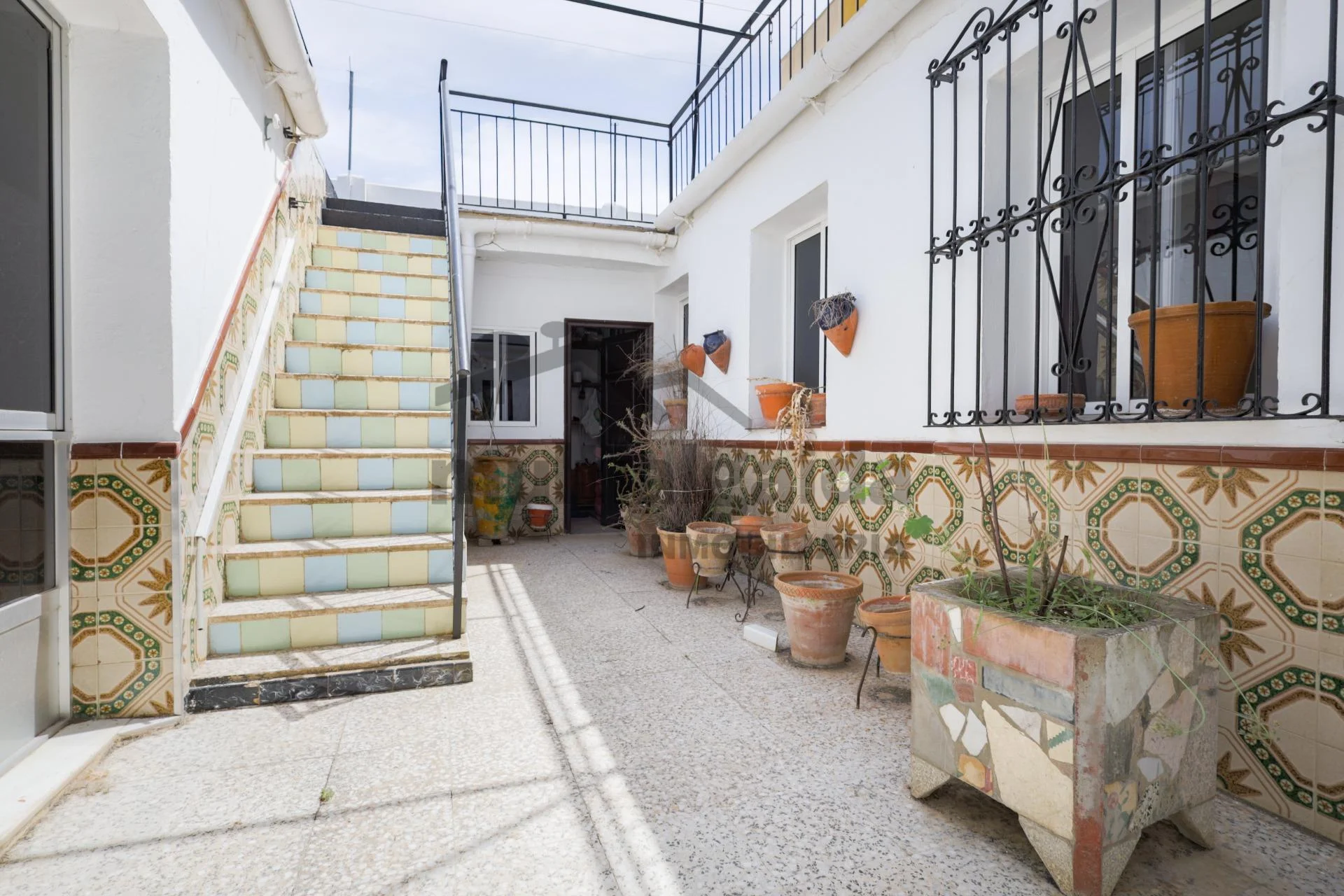 Central Sanlúcar house with rental potential