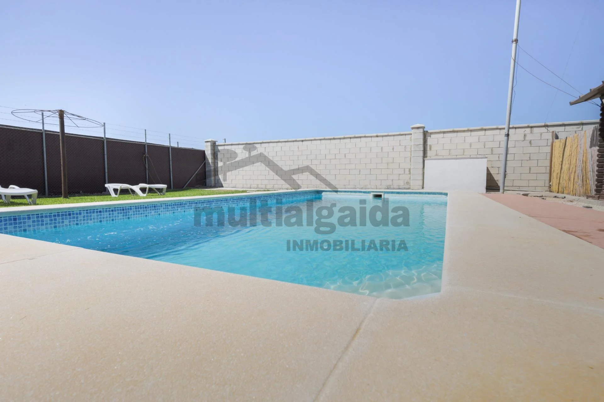 Finca rústica con casa de madera