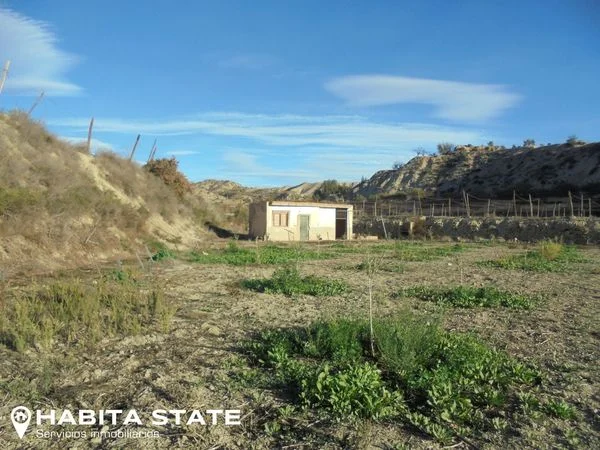 Non-urban land with 60 m² structures