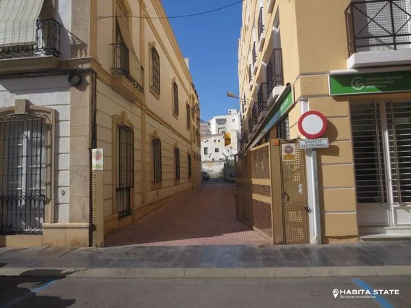 Covered garage space in central Almería