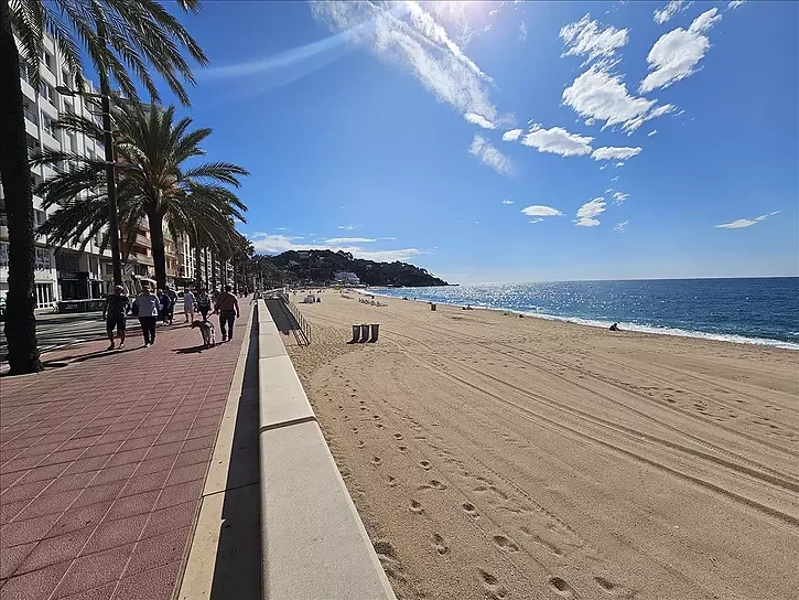 Solar urbano cerca de la playa