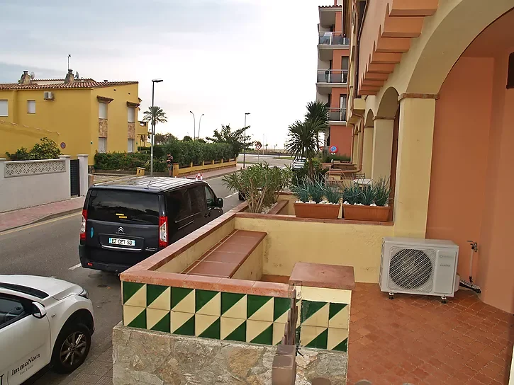 Piso costero en planta baja con piscina