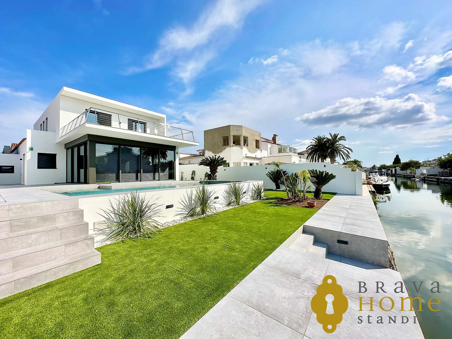 New canal house with 14.5m mooring