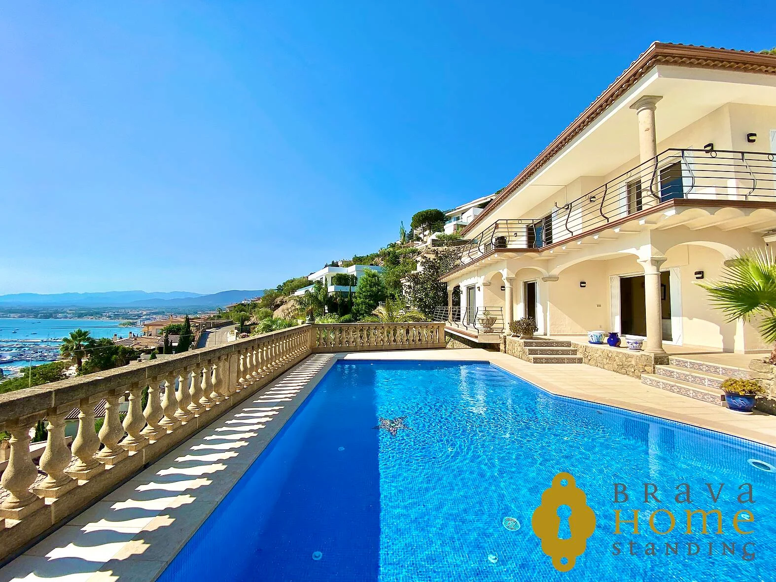 Sea-view Roses chalet with five bedrooms