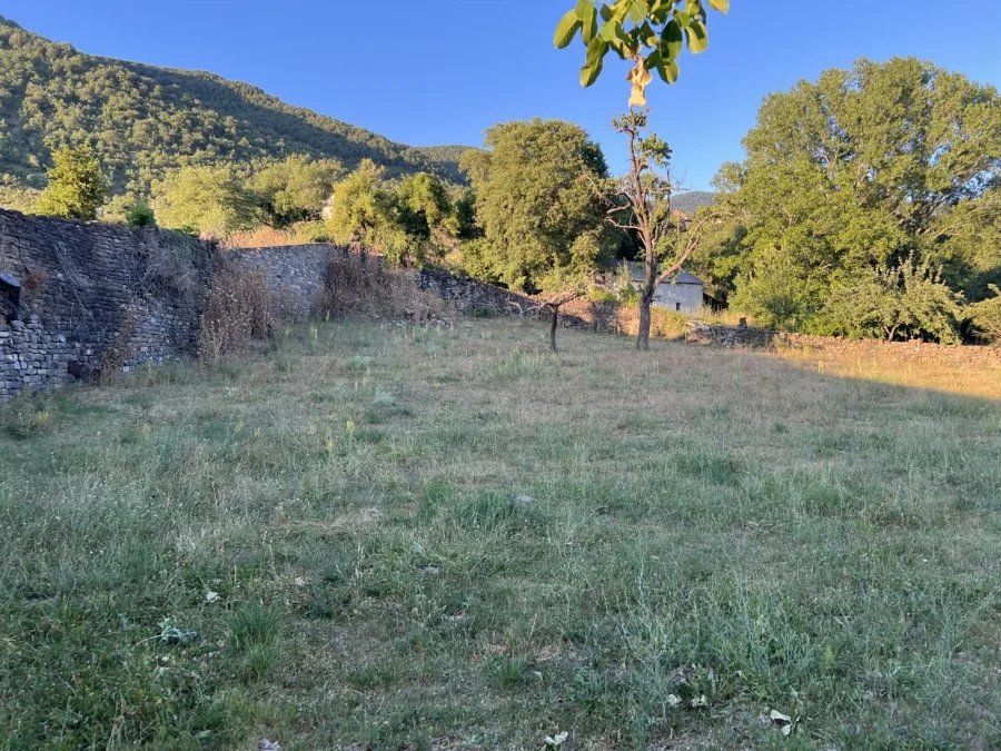 Terreno recreativo en Oliván con agua