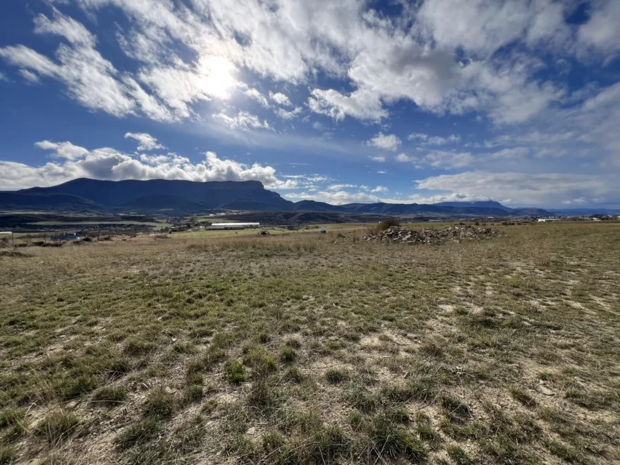 Rural plot near Jaca with utilities
