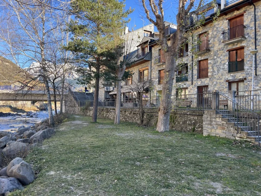 Three-bedroom flat with waterfall views