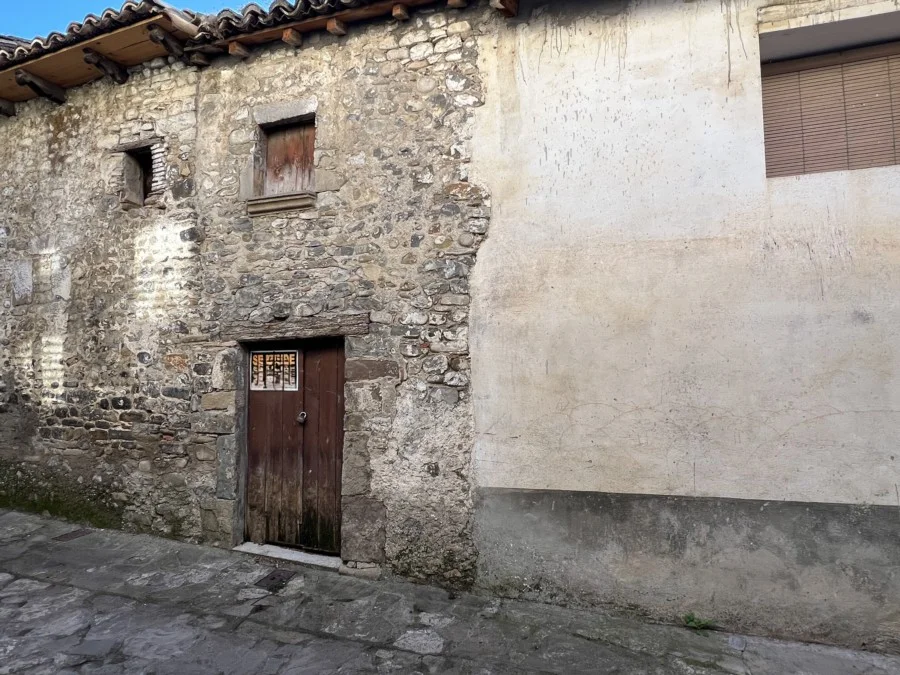 Antiguo corral en pueblo de montaña