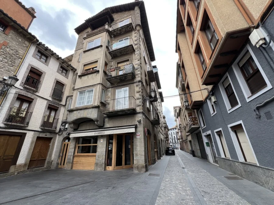 Piso céntrico en Jaca con cuatro habitaciones
