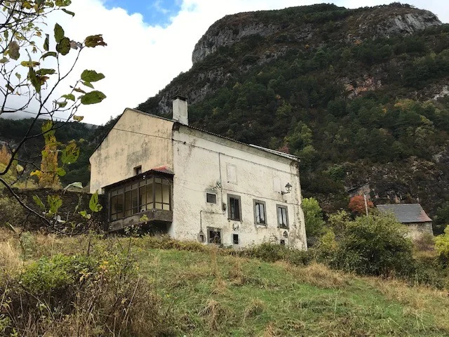 Large Canfranc house with redevelopment potential