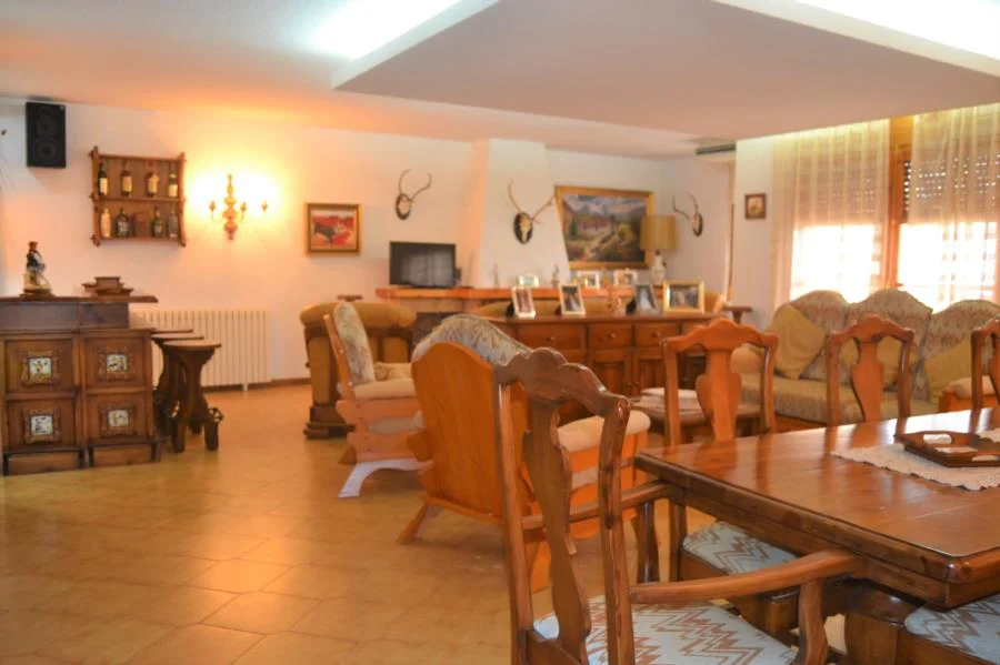 Large rural chalet with seven bedrooms