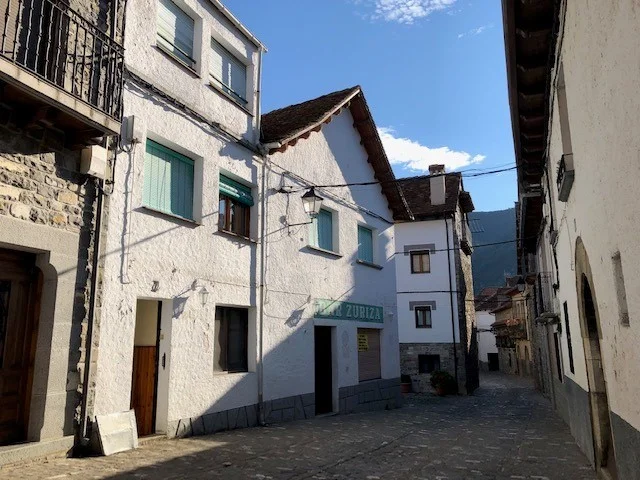 House with licensed restaurant in Ansó