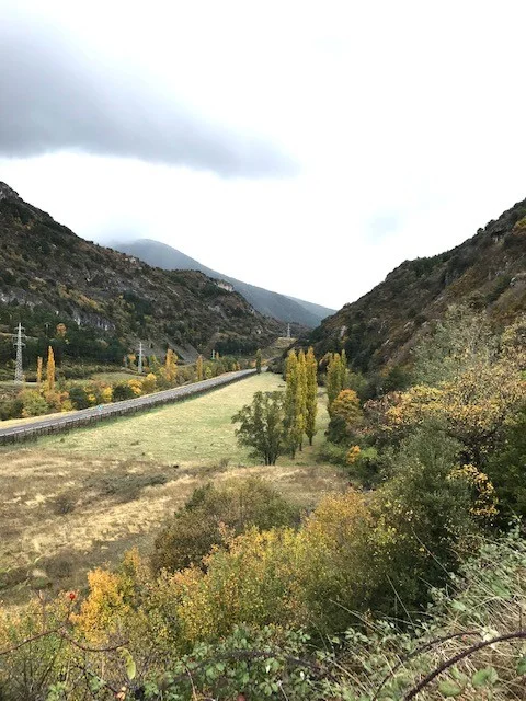 Terreno pirenaico cerca de estaciones de esquí