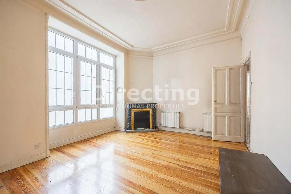 Almagro 248 m² flat needing renovation