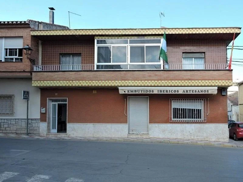 Corner house with commercial investment potential